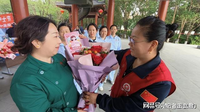 业致敬白衣天使凝聚社会温情麻将胡了免费试玩沈阳爱心企(图3)